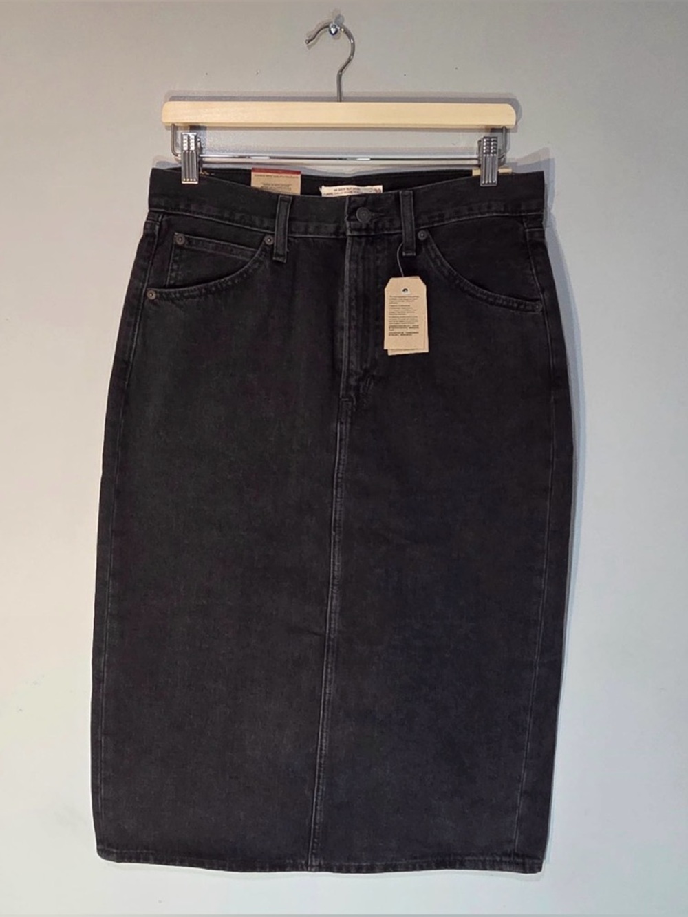Levi’s Back Slit Black Denim Midi Skirt Size 30 NWT - Picture 2 of 8